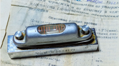 авиационный контрольный уровень, который применялся для определения углов крена до авиагоризонта
